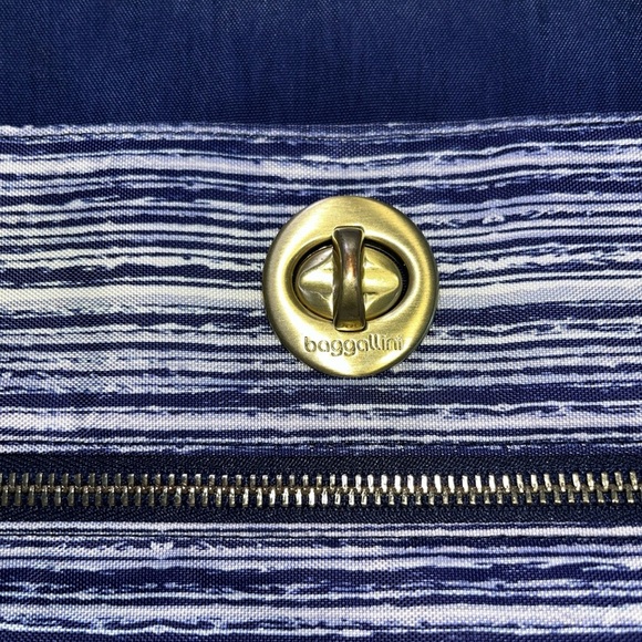 Baggallini Blue and White Crossbody Bag - Picture 2 of 7